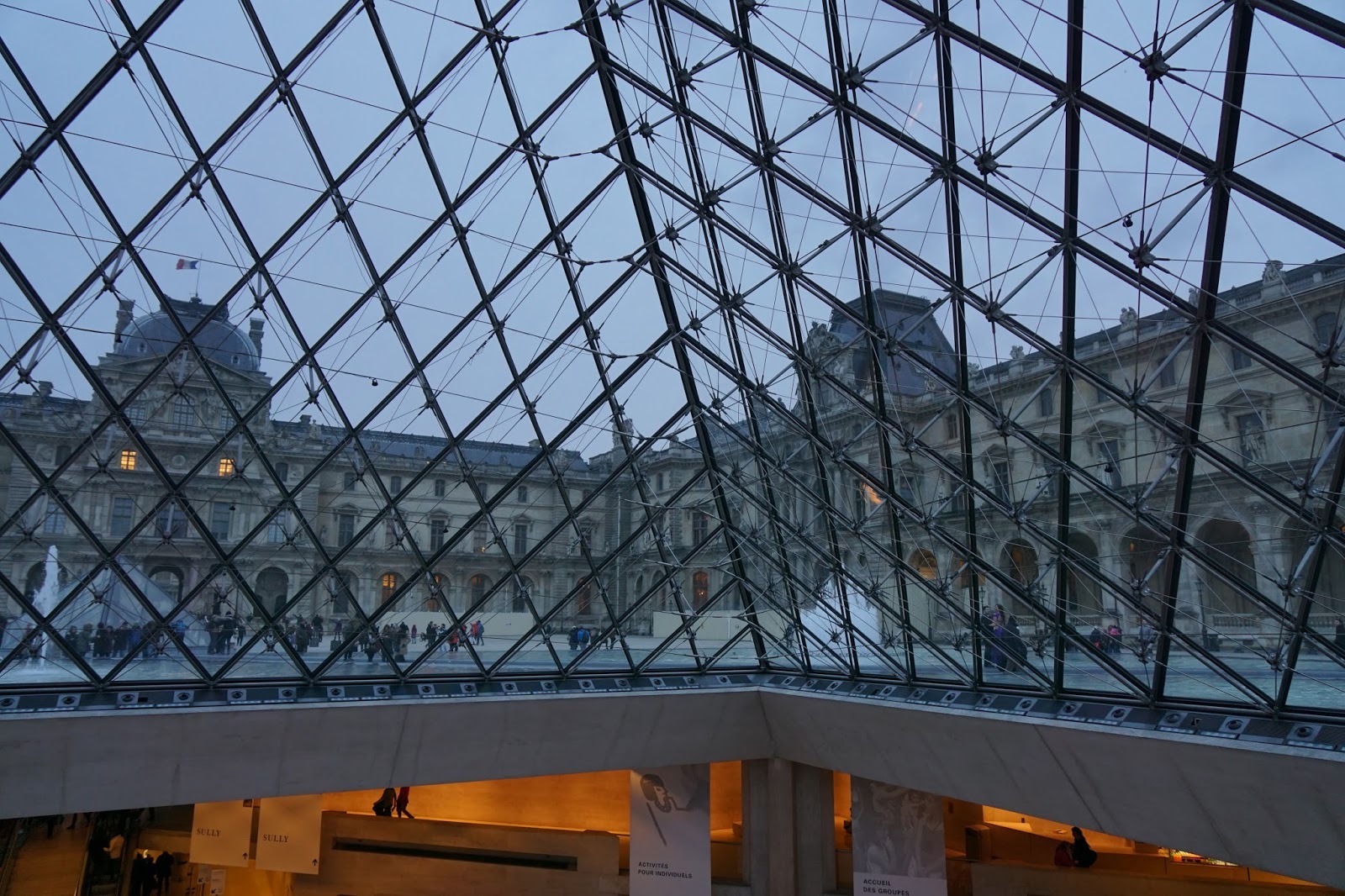 ルーヴル・ピラミッド（Pyramide du Louvre）