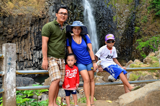 Keluarga Suwanto di Air Terjun Takapala Malino