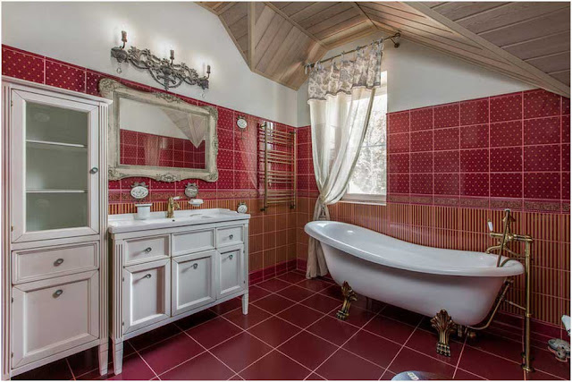 Badezimmer-ideen-dunkelrot-Traditionelles-Design-Weiße-Schränke-Klauenfuß-Wanne-rot-Fliesen-rotem-Wände-und-rote-Böden