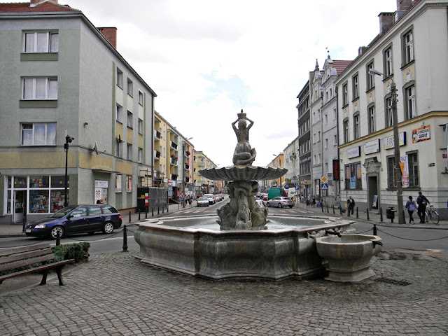 zabudowa Nysy oraz fontanna Trytona opolskie, Nysa, rzeźba, budynki, ulice