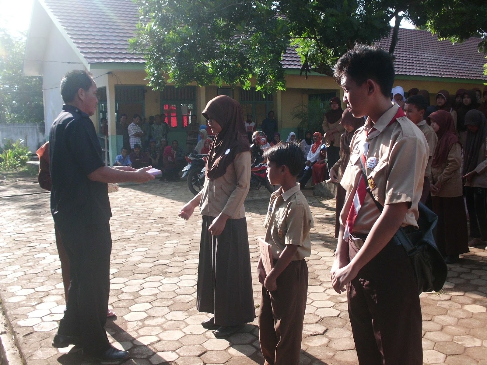 MTs NEGERI KASUI Pembagian Raport TP.20122013