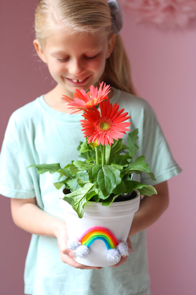 Kids can make a sweet Mother's Day gift for mom that she will love with these colorful DIY flower pots! #mothersdaygift #mothersdaycraft #flowerpotcraft Kids can make a sweet Mother's Day gift for mom that she will love with these colorful DIY flower pots! #mothersdaygift #mothersdaycraft #flowerpotcraft