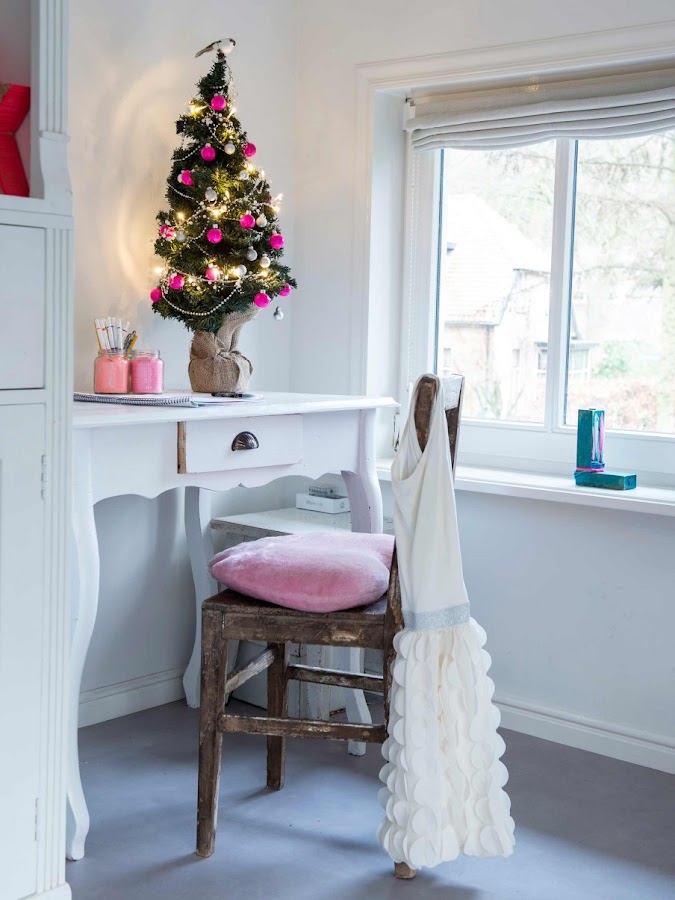 arbol de navidad, pequeño, bolas de colores, complementos para el arbol, decoracion, estilo nordico, colores, rosa, escritorio, zona de trabajo, decoracion nordica, 