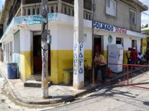 Desconocidos sustraen más de 90 mil  en un colmado de Paraiso 