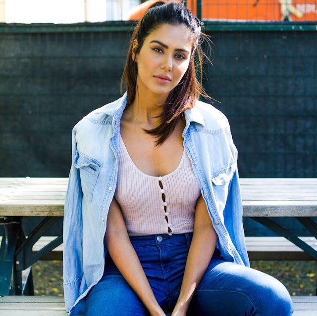 Sonam Bajwa hot, age, Biography, wiki, movies, husband, sister name, images, family, hd wallpaper, height Sonam Bajwa hot, age, Biography, wiki, movies, husband, sister name, images, family, hd wallpaper, height