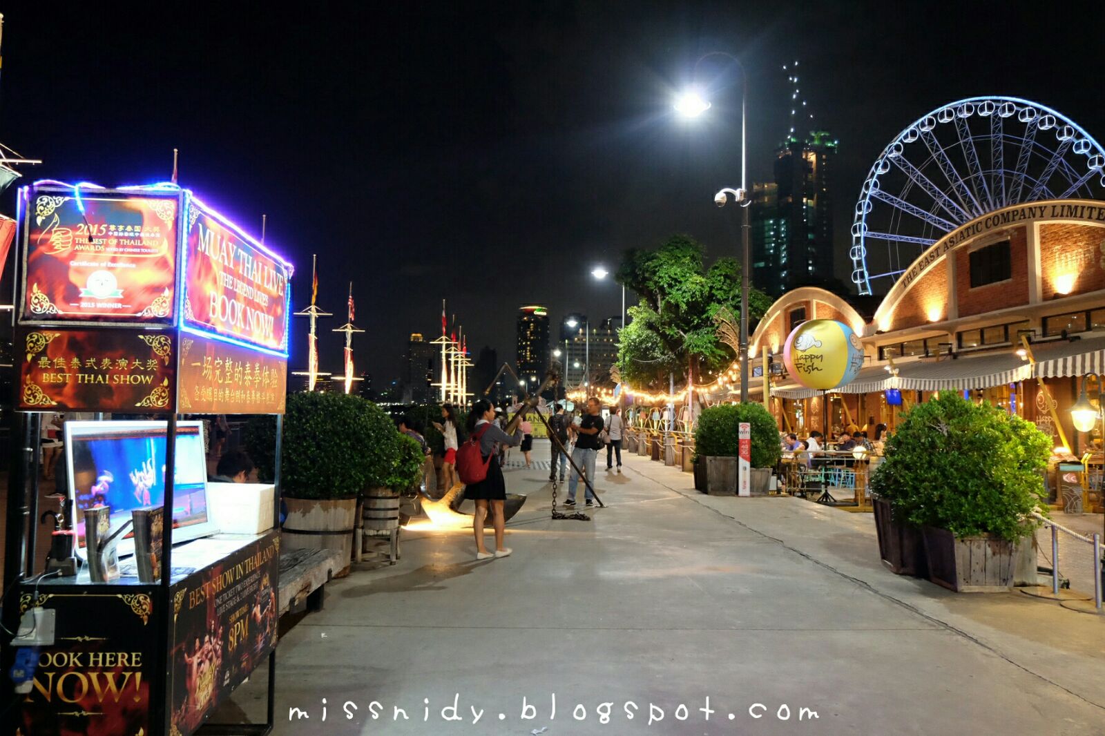 jalan-jalan ke asiatique the riverfront bangkok malam hari