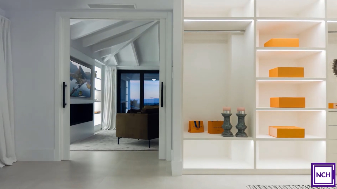 26 Photos vs. Contemporary Elegant Villa in Nueva Andalucía, Marbella - Luxury Home & Interior Design Tour 26 Photos vs. Contemporary Elegant Villa in Nueva Andalucía, Marbella - Luxury Home & Interior Design Tour
