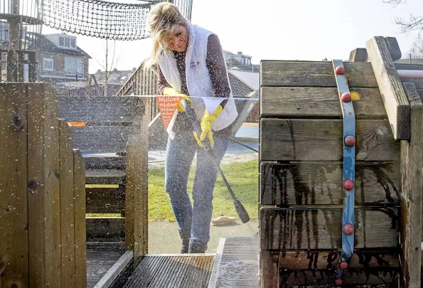 Queen Maxima and King Willem-Alexander voluntering for NLDoet at the playground Vreugdeoord in Alphen
