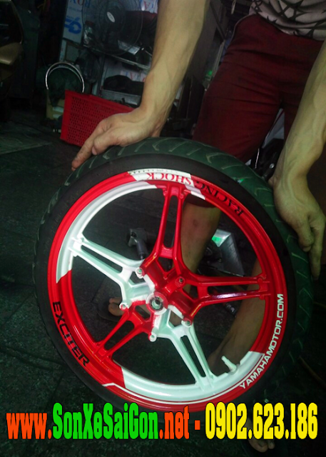 Sơn tem đấu mâm xe Exciter màu trắng đỏ cực đẹp Sơn tem đấu mâm xe Exciter màu trắng đỏ cực đẹp