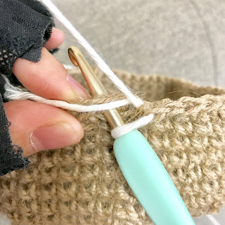 糸端を編みくるみながら編む