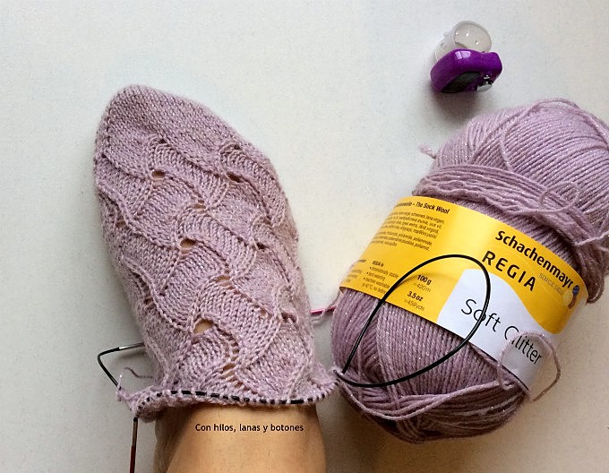 Con hilos, lanas y botones: Calcetines Ondiñas (patrón Lola Dacosta)