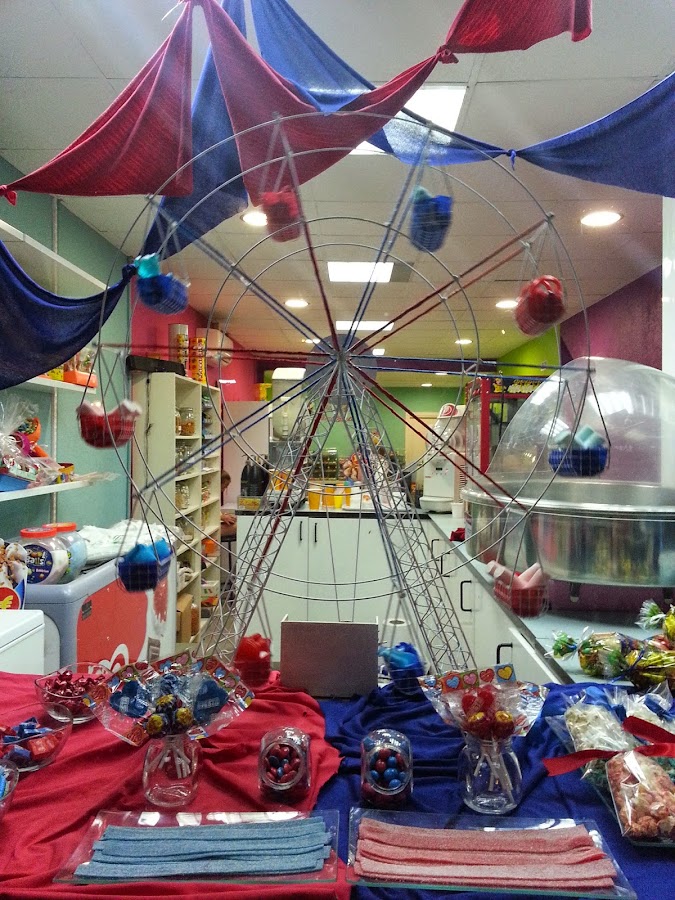 candy bar, mesa dulce. Escaparate de dulces y golosinas. Escaparatismo