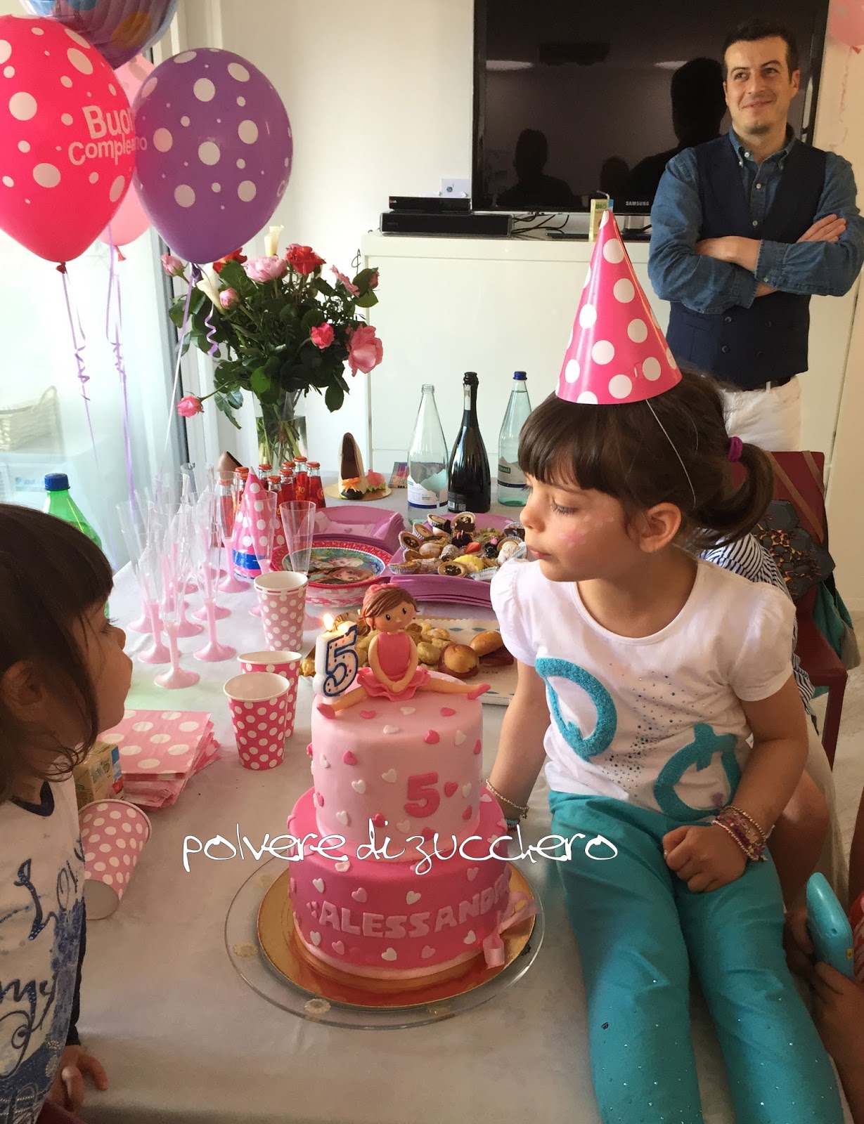 compleanno bimba torta decorata due piani cake design ballerina pasta di zucchero rosa polvere di zucchero