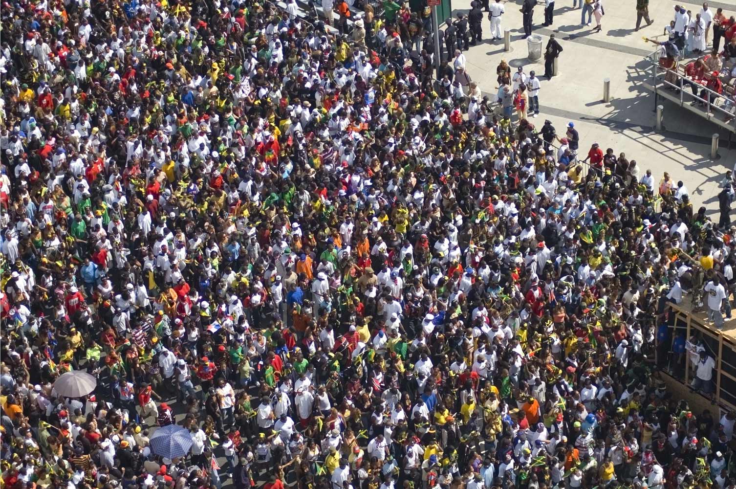 Основная масса людей проживает. Массовое скопление людей. Человек толпы. Толпа народа. Огромная толпа людей.