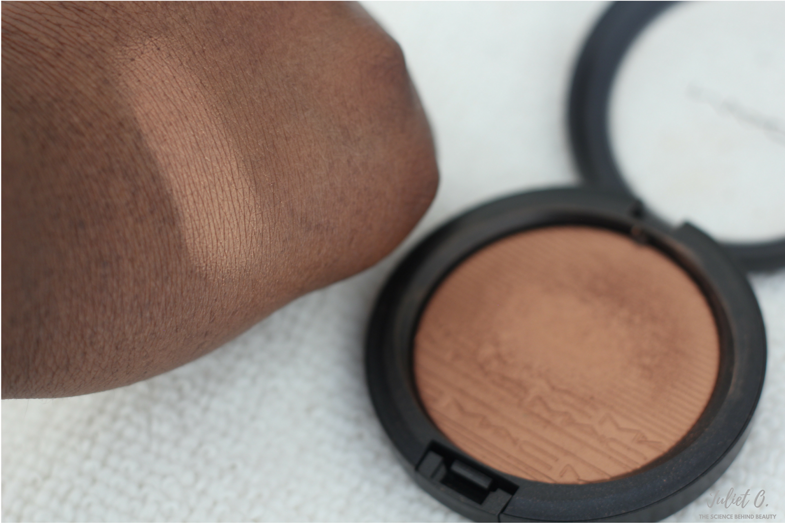 How to Get Glowy Skin With MAC's Extra Dimension Skinfinish Highlighter