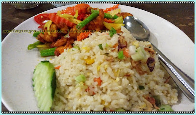 Nasi goreng ayam goreng kunyit