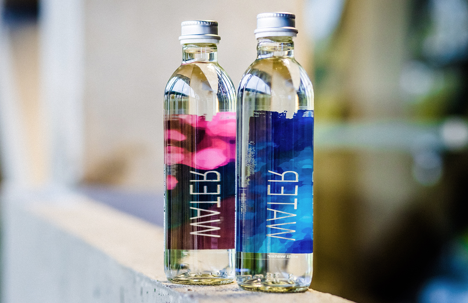 В бутылки стекает вода. Стильные бутылки. Стильная бутылка для воды. Дизайн бутылки для воды. Красивая стеклянная бутылка для воды.