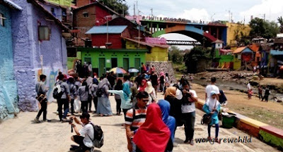 Lokasi Kampung Warna Warni Jodipan berada di bantaran sungai Brantas Kampung Warna Warni Jodipan Malang