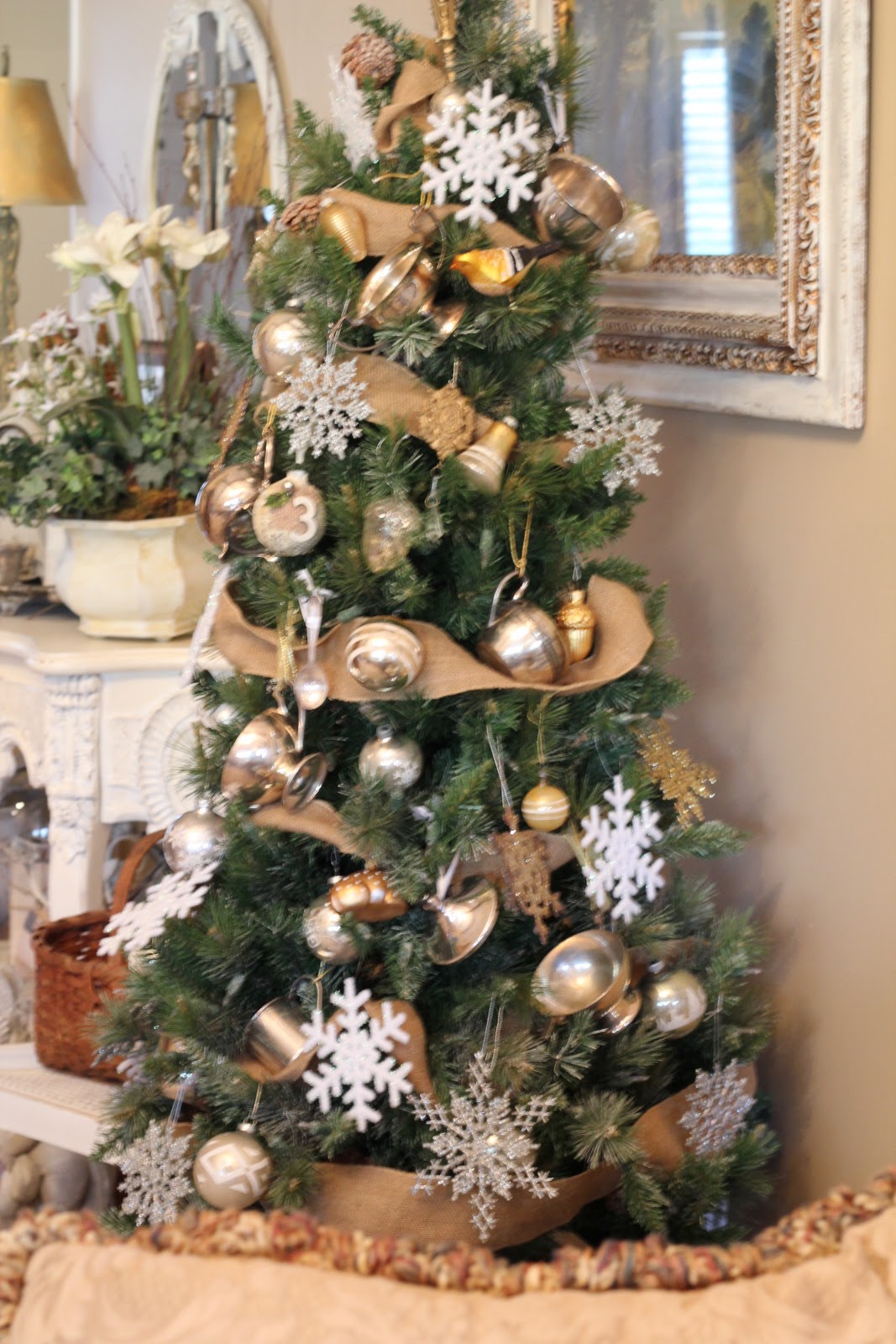 бело розовая елка. елка в розовых тонах. новогодняя елка в стиле шебби шик. елка в розовых тонах. елка с зелеными и золотыми шарами.