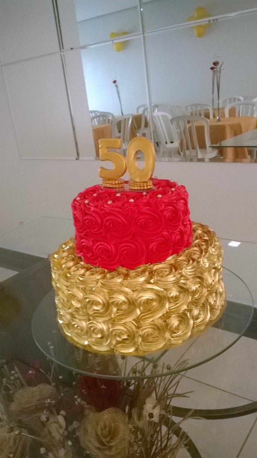 Bolo de 50 anos feminino branco com flores