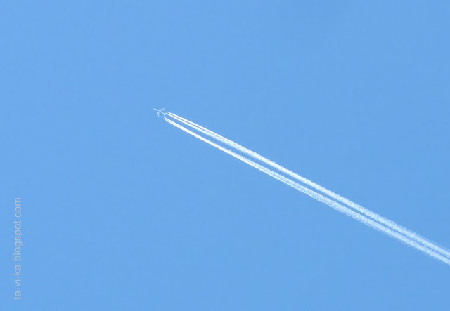 конденсационный след самолета