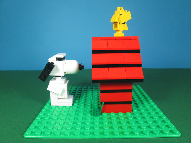 MOC LEGO Snoopy & Woodstock e a sua casota