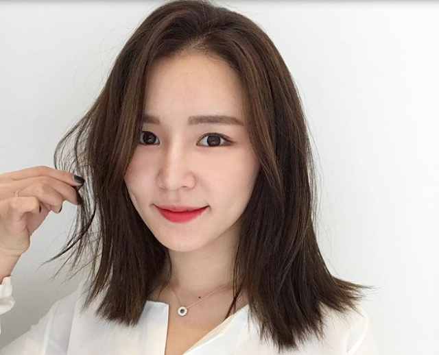 Tóc uốn xoăn nhẹ, mái dài ngang vai nhung mau toc ngan dep 2020