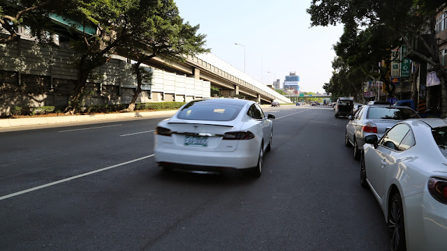起步中的 Tesla ，Erica Lu 拍攝