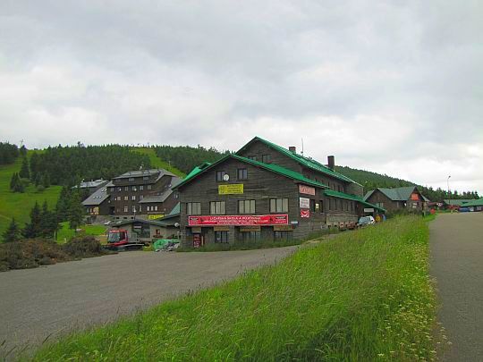 Červenohorské sedlo (niem. Roter Berg Sattel; 1013 m n.p.m.).