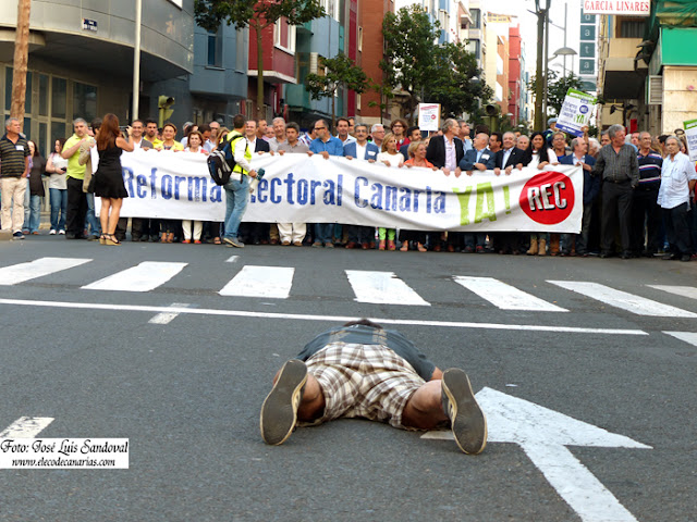 foto manifestación Las Palmas por nuevo sistema electoral en canarias