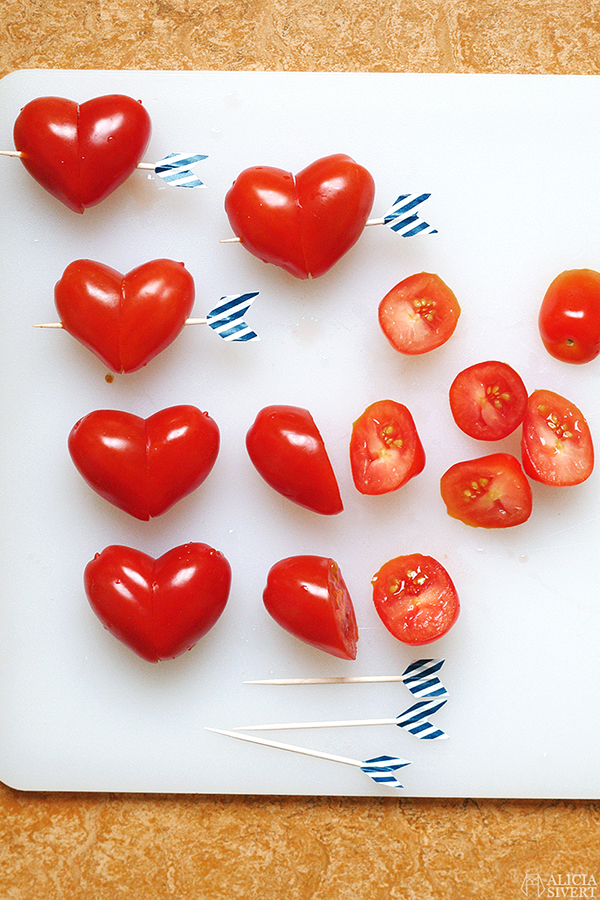 Tomato hearts, photo by Alicia Sivertsson. överraskningspicknick överraskning överrasknings picknick picnic surprise romantisk romantic vegetarisk picknickmat mat vegetarian food fest party kalas observatorielunden stockholm celebration celebrate balloons ballonger paj pie pajer pies cut tomato hearts tomatoes tomathjärtan tomat hjärtan