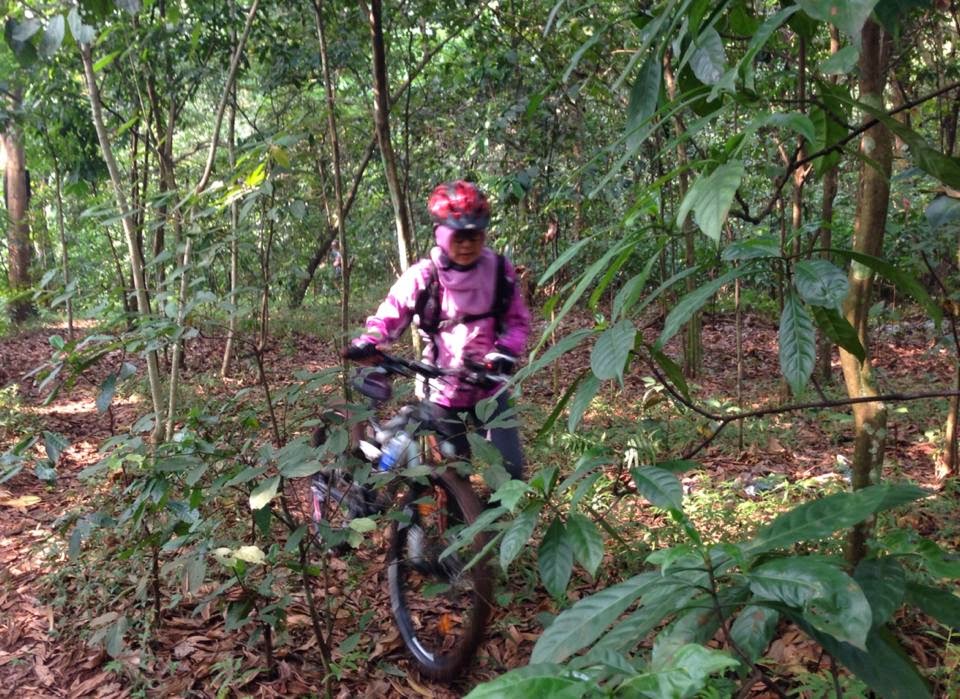 ~ Helmi - Salman - Azzam ~: Gowes ke Track Hutan UI