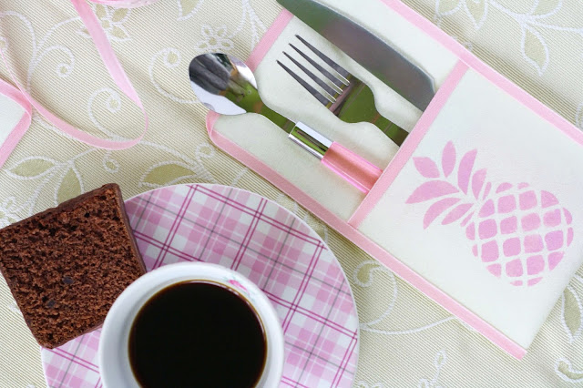 Sommerliche DIY-Tischdekoration mit Ananas-Motiv DIY Besteck-Taschen mit Ananas-Motiv
