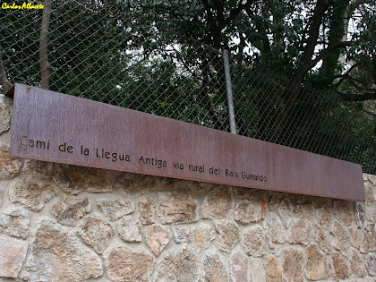 Rètol en honor de l'antic Camí de la Llegua. Autor: Carlos Albacete