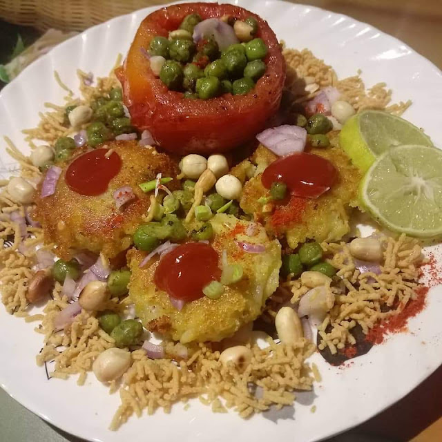 Aloo tikki chat with green pea