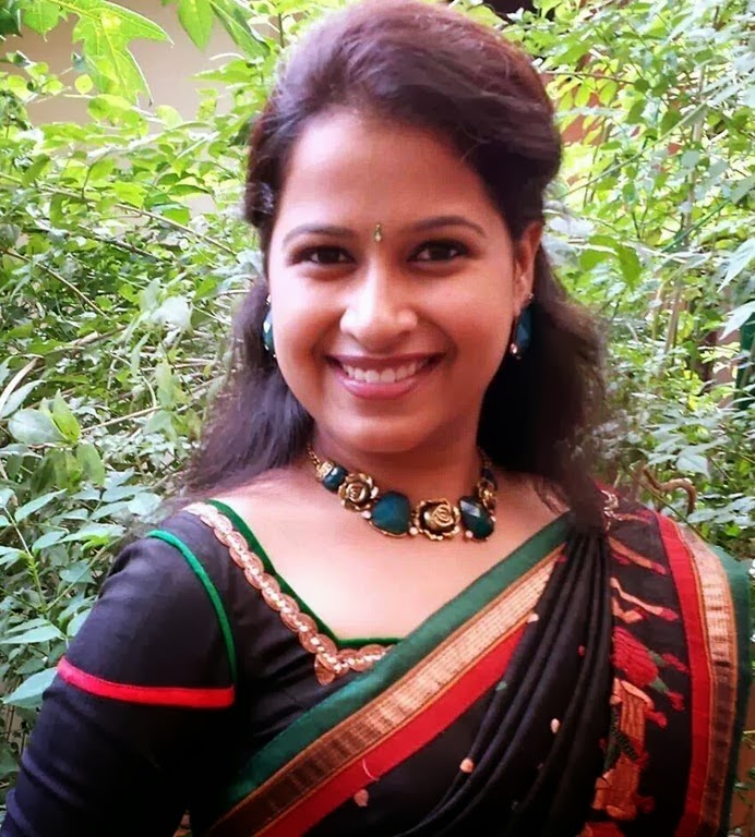 South Actress Sadhika Venugopal real life photo | Mallu Actress Photo ...