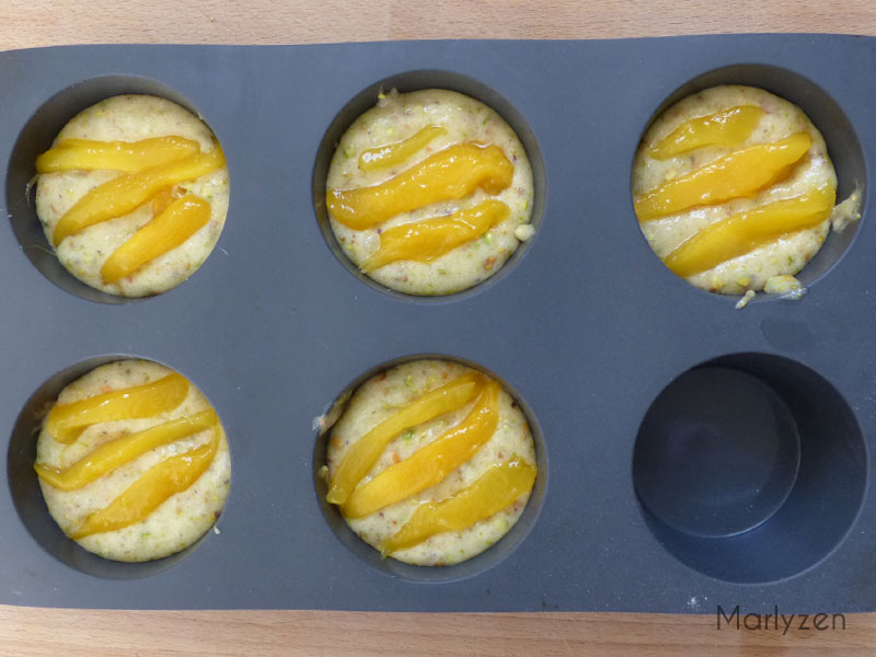 Disposez des tranches de mangue sur la pâte.