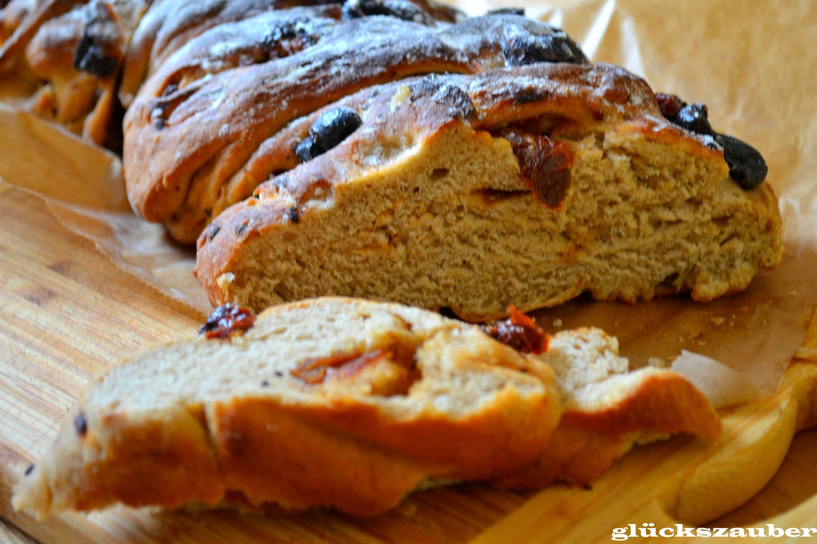 glückszauber : Oliven-Tomaten-Brot und Salat mit Camembert, Pflaumen ...