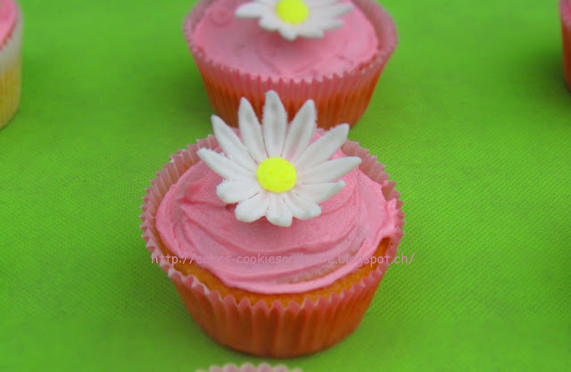 Vanille Cupcakes mit einer Margerite aus Fondant
