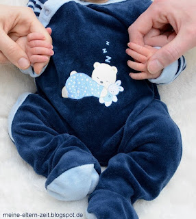 Baby schläft Eltern halten Händchen Hilfe, mein Kleinkind schläft schlecht, schwer und spät ein! Unsere Erfahrungen mit achtsamer Einschlafbegleitung