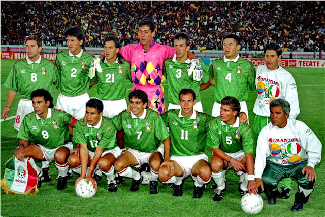 SELECCIÓN DE MÉXICO - Temporada 1992-93 - Alberto García, Claudio Suárez, Raúl Gutiérrez, Jorge Campos, Juan de Dios Ramírez e Ignacio Ambriz; Hugo Sánchez, Benjamín Galindo, David Patiño, Luis Roberto Alves Zague y Ramón Ramírez. SELECCIÓN DE ECUADOR 0 SELECCIÓN DE MÉXICO 2 (Hugo Sánchez, Ramón Ramírez). 30/06/1993. Copa América, semifinal. Quito, Ecuador, estadio Olímpico Atahualpa