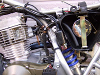 JRP製のオイルシャワーヘッド、
クランクケース、エアクリーナーBOXを
ブリーザーパイプで繋いでみました。 XR100モタードへブリーザー機能をエアクリーナーBOXへ還元する形で繋いでみました。