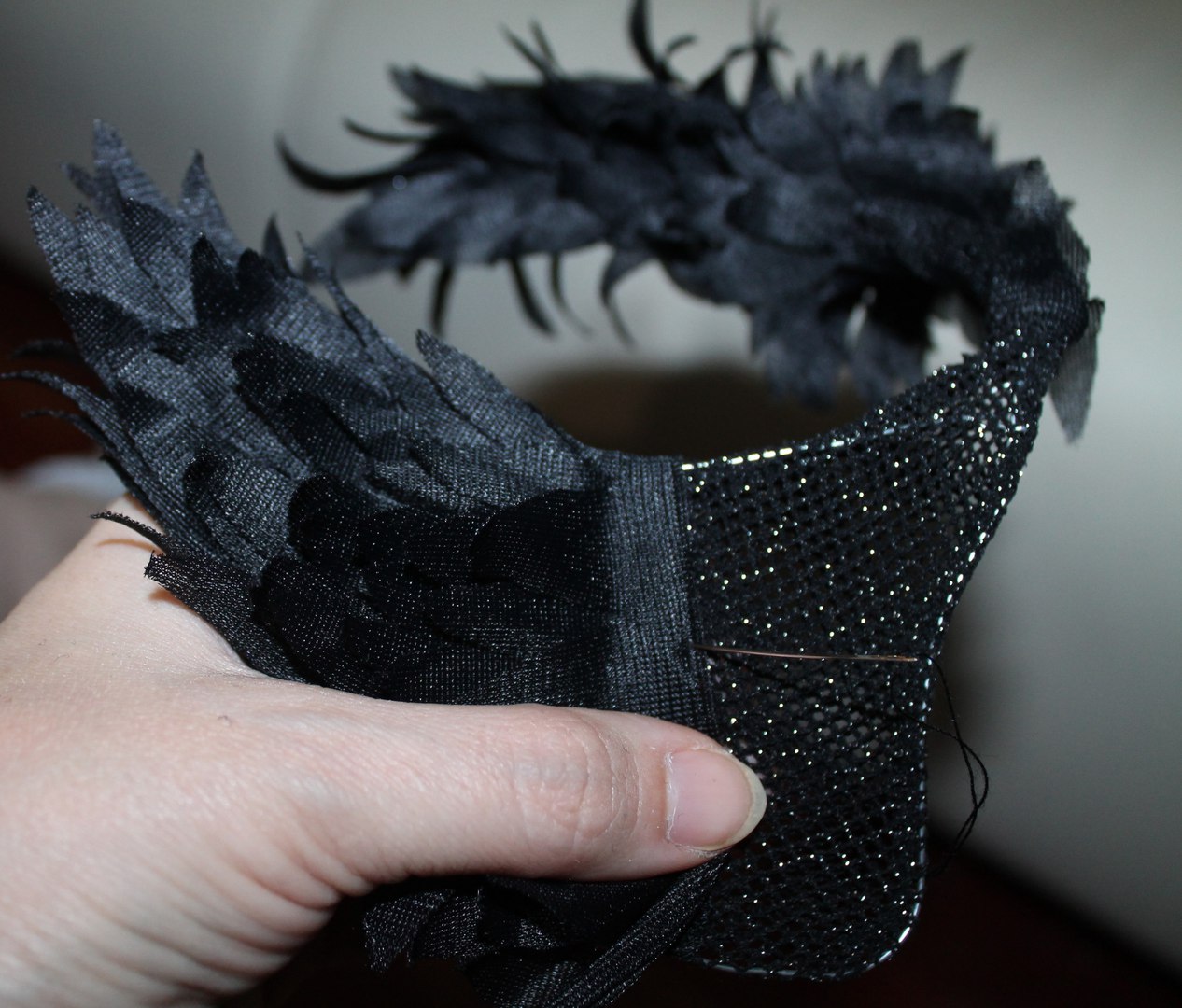 кукла "фея с крыльями". кукла с большими черными крыльями. как сделать крылья для куклы. крылышки из перьев для куклы. как сделать крылья для куклы.