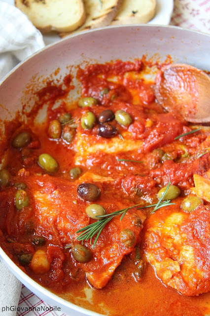 Baccalà in umido con pomodori, olive, capperi ed erbe aromatiche