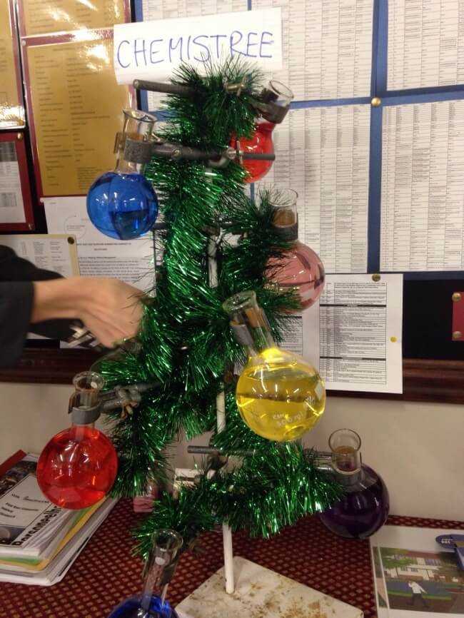 16 Inspiring Photos Prove That Teachers Can Have A Great Sense Of Humor - The chemistry teacher decided to decorate a unique Christmas tree.