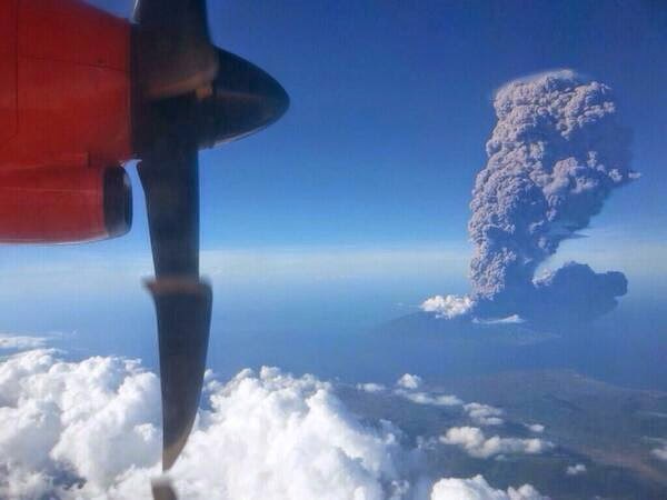 Le panache de cendres du volcan Sangeang Api vu depuis un avion, 30 mai 2014