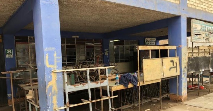 Cerca de 2 mil alumnos del Colegio «Manuel Robles Alarcón» de SJL estudian en local declarado en emergencia Cerca de 2 mil alumnos del Colegio «Manuel Robles Alarcón» de SJL estudian en local declarado en emergencia