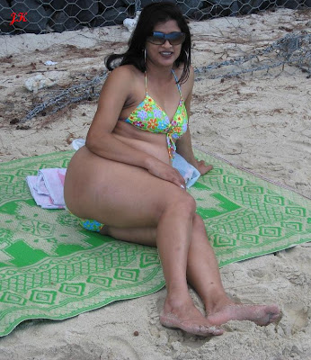 Indian Mallu Aunty Bikini Wallpapers | mallu aunty bikini photos