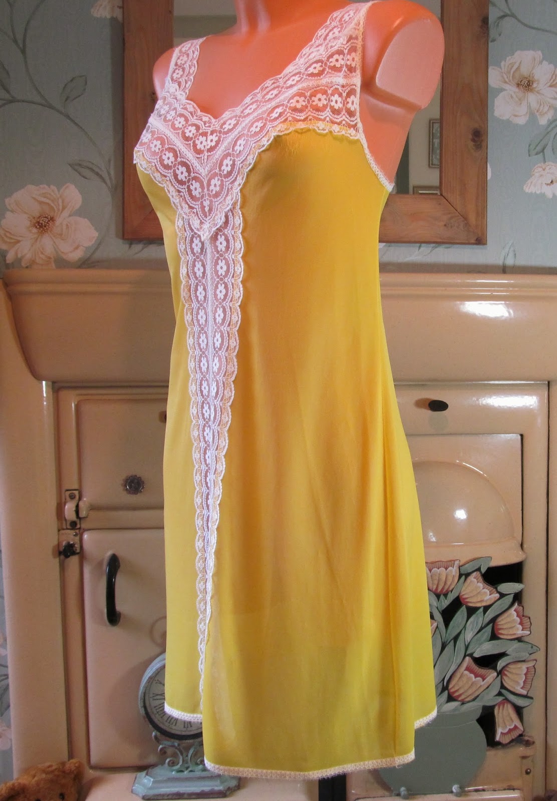 Vintage Yellow White With Lace Soft Slippy Nylon Full Slip Nightie Gown S M R11981
