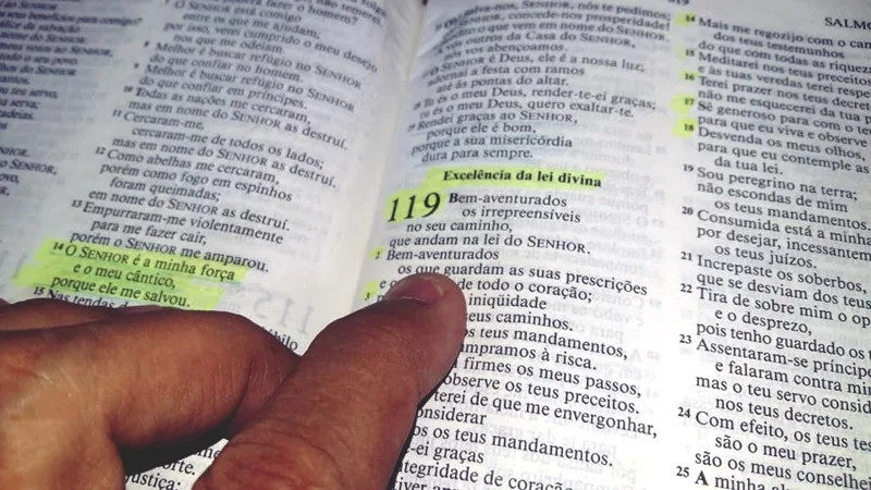 A Bíblia Sagrada aberta para leitura no Salmo 119